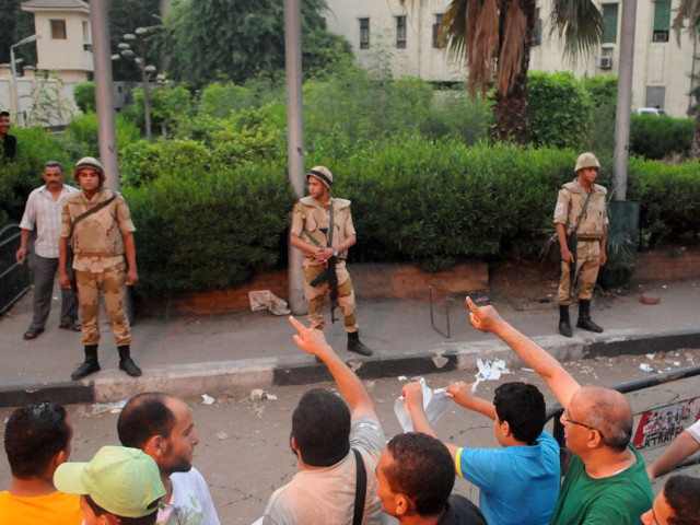 В египетской столице один человек погиб, еще десять пострадали в результате столкновений, вспыхнувших вечером 13 августа между сторонниками и противниками низложенного президента Египта Мухаммеда Мурси