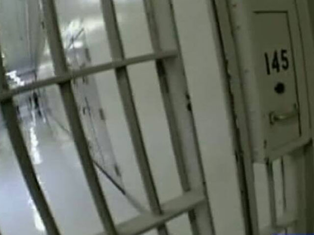 В американской тюрьме бандитов выпустили из камер, после чего они напали с заточками на конкурента