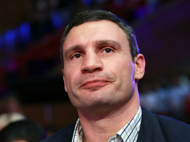 Действующий чемпион мира по версии WBC украинец Виталий Кличко травмировал кисть правой руки