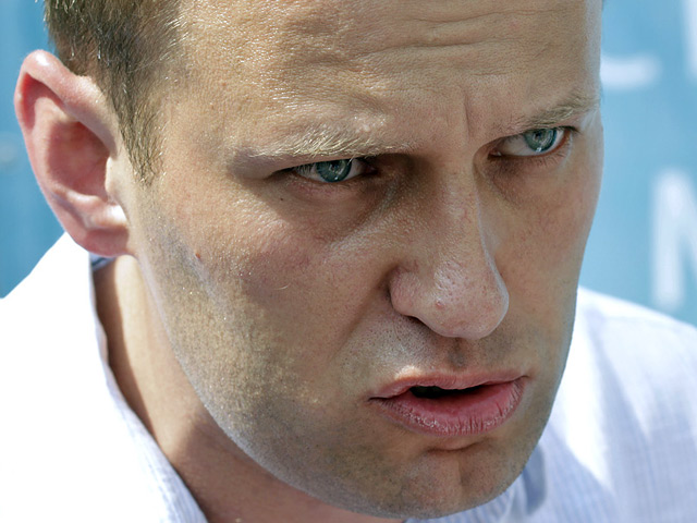 "Оказывается, во вчерашнем нападении на частную квартиру с выпиливанием двери, незаконным обыском и избиением людей лично поучаствовал весь цвет СР... Прелесть какая", - пишет Навальный в блоге