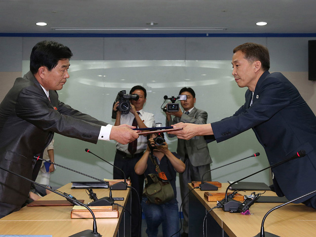 "Соглашение было подписано Ким Ги Уном, главой делегации Сеула, и его северокорейским коллегой Парк Чол Су", - заявил сотрудник Министерства Объединения Республики Корея