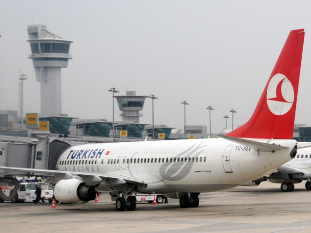 В Стамбуле полиция и службы безопасности международного аэропорта имени Ататюрка ведут поиски взрывного устройства на пяти пассажирских самолетах "Турецких авиалиний"