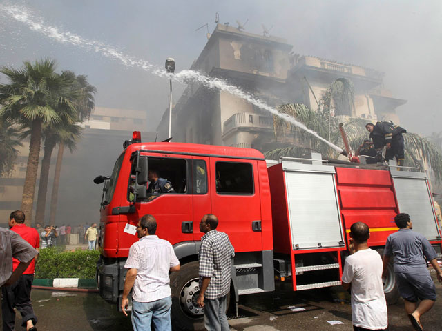 "Братья-мусульмане" протестуют против насилия: подожгли административное здание в Каире