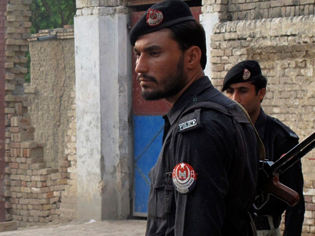 В самом центре пакистанской столицы Исламабада вооруженный автоматом мужчина из машины открыл стрельбу по полицейским