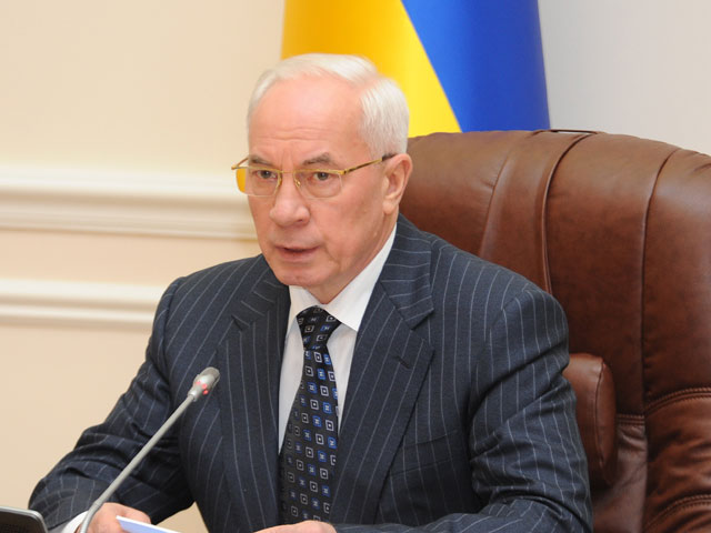 Премьер-министр Украины Николай Азаров поручил правительству разобраться с задержками транспорта на границе с Россией