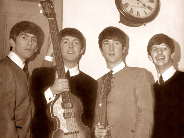Галстук Джона Леннона, подаренный музыкантом юной поклоннице, выставлен на аукцион раритетов, связанных с легендарной группой The Beatles