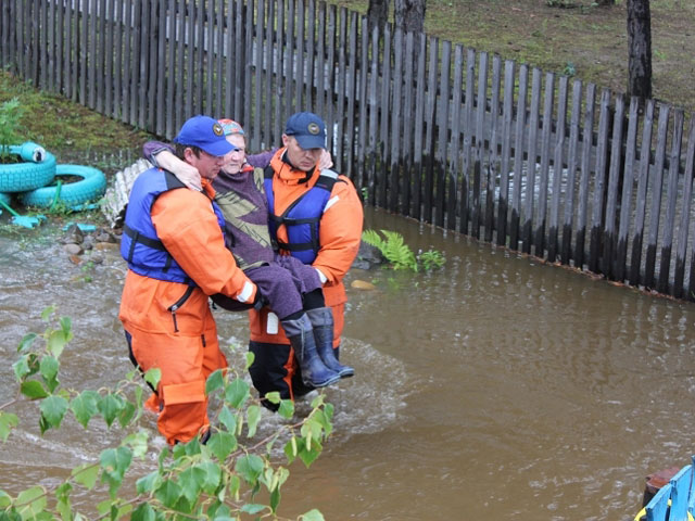 В Хабаровске затопило прибрежные улицы: Амур вышел из берегов