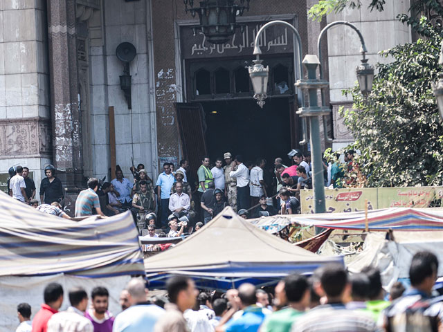 Египетская армия освободила мечеть в центре Каира
