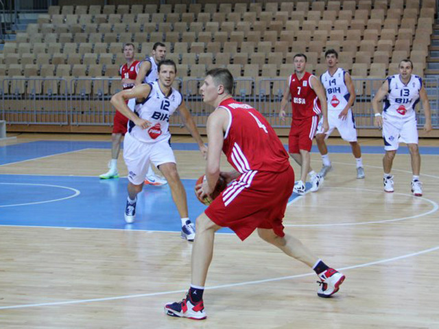 Сборная России по баскетболу одержала победу в товарищеском матче в словенском Копере против Боснии и Герцеговины со счетом 80:67 (25:16, 26:9, 17:18, 12:24)