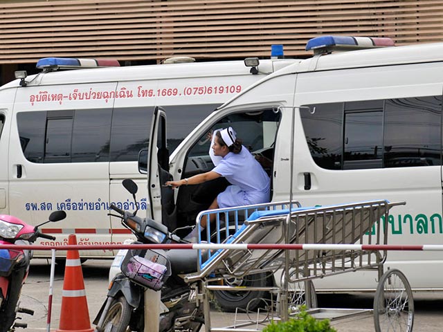 На острове Пхукет в Таиланде неизвестные обстреляли машину с тремя россиянами. Один человек ранен и доставлен в больницу