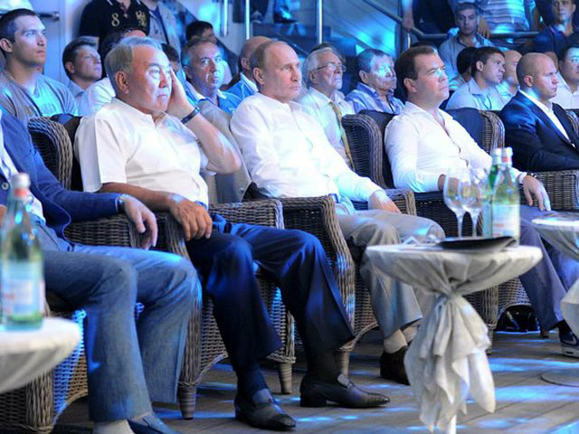 Президента сопровождал премьер Дмитрий Медведев, а среди почетных гостей были президент Казахстана Нурсултан Назарбаев и лидер движения "Украинский выбор", бывший глава администрации президента Украины Виктор Медведчук