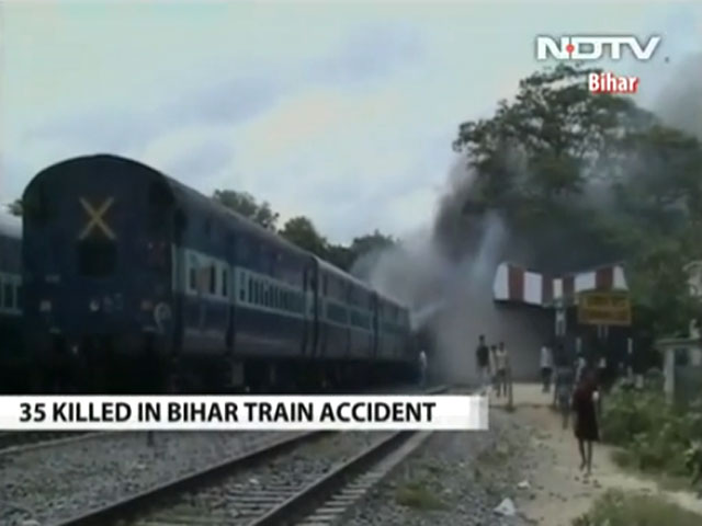 В Индии поезд врезался в толпу паломников: 35 погибших, машинист избит