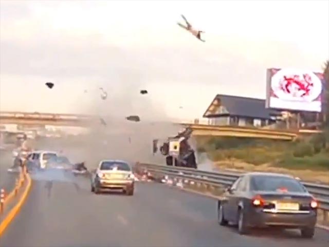 Шокирующее ВИДЕО автоаварии на Новорижском: водитель внедорожника подлетает на 20 метров