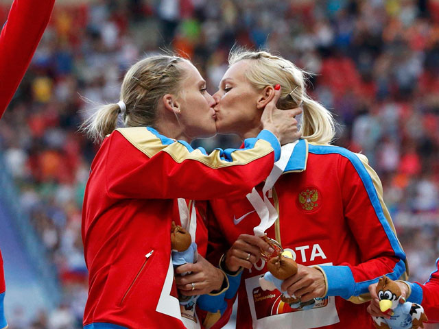 Российских бегуний оскорбила реакция на их дружеский поцелуй на подиуме