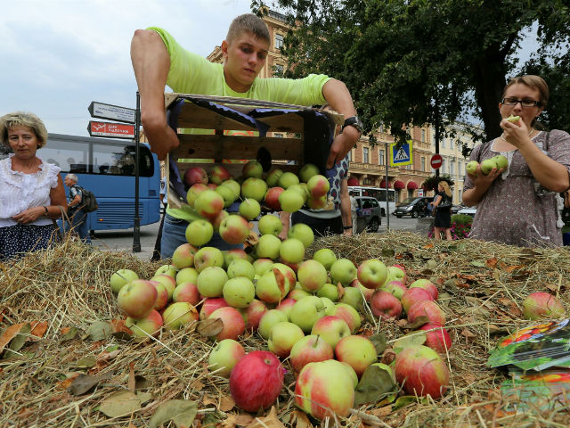 После благословения яблок нового урожая "к столу" пригласили горожан и гостей города