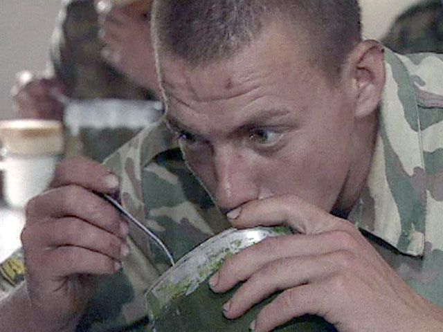В Архангельской области офицер признан виновным в хищении продовольственных пайков для солдат части. Заработал он на этом более 400 тысяч рублей, а в итоге отделался скромным штрафом
