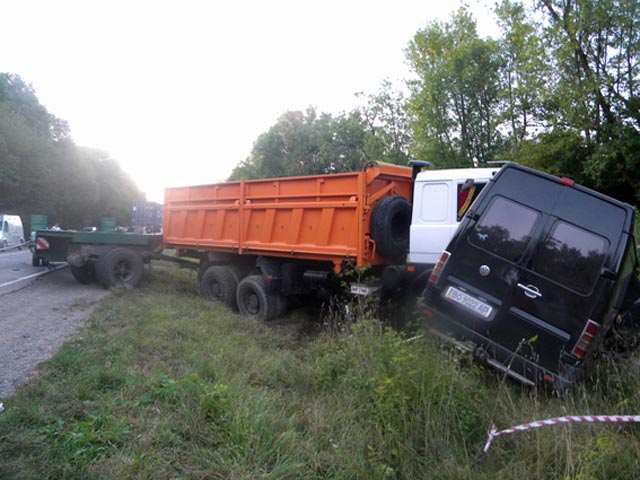В Хмельницкой области Украины произошло крупное ДТП - столкнулись грузовик и микроавтобус, в результате погибли девять человек
