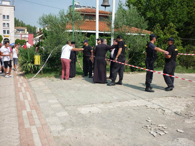 В албанском городе Премети с 16 августа "военизированная группа людей" не пускает верующих в церковь Успения Пресвятой Богородицы