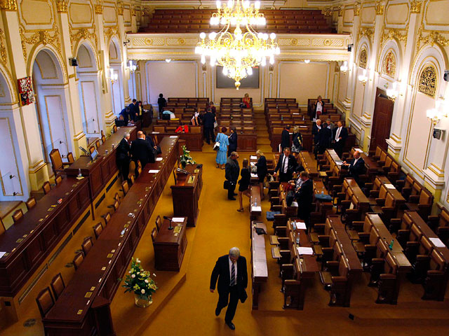 Нижняя палата парламента Чехии объявила о самороспуске. В Праге прошло голосование депутатов, в ходе которого за досрочное прекращение полномочий высказались 140 депутатов из 200