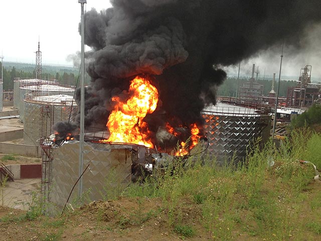 Возгорание резервуара с сырой нефтью произошло в среду после полудня недалеко от города Ангарска в Иркутской области
