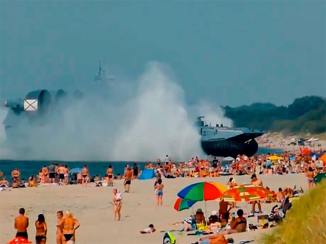 Спокойствие туристов на пляже в поселке Мечниково Балтийского района в минувшие выходные нарушил десантный корабль "Зубр"