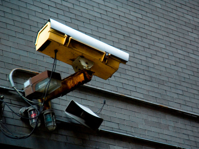 Власти США близки к созданию системы слежения, которая позволит моментально опознавать в толпе отдельных людей на основе записей с камер наружного наблюдения, установленных на улицах американских городов