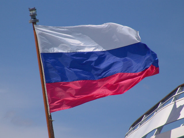 В РПЦ призвали россиян защищать государственный флаг и религиозные символы