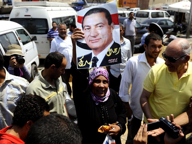 Экс-президент Египта Хосни Мубарак, решением суда накануне освобожденный из-под стражи, в четверг покинул каирскую тюрьму "Тора" на вертолете
