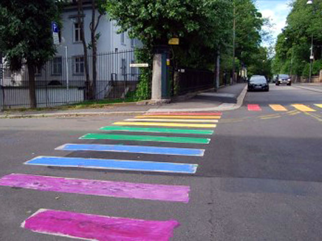 В Осло сотрудникам российского посольства пришлось воспользоваться нетрадиционной дорожной зеброй: белые полосы пешеходного перехода раскрасили там в цвета радуги