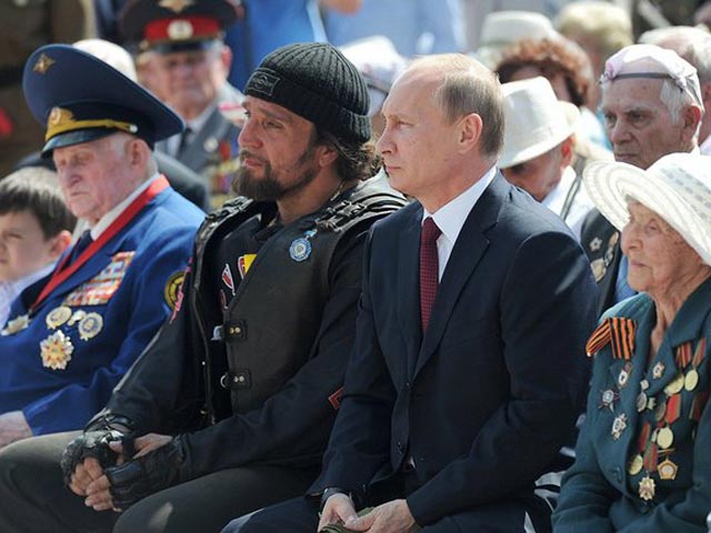 Владимир Путин и Александр Залдостанов на церемонии открытия воссозданного фонтана "Детский хоровод"