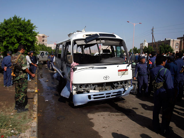 В столице Йемена Сане в день, когда там вновь открылось посольство США, взорван автобус с военнослужащими