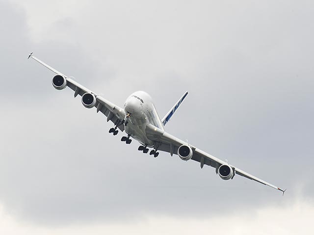 Самый большой в мире пассажирский самолет - Airbus А380 - прибыл в подмосковный Жуковский для участия в авиасалоне МАКС-2013