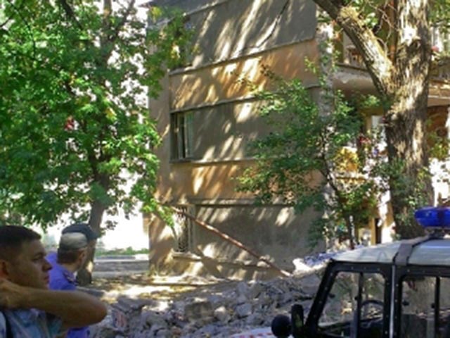 В Ростове-на-Дону многоэтажное здание было эвакуировано за несколько часов до того, как от него отошла и обрушилась стена
