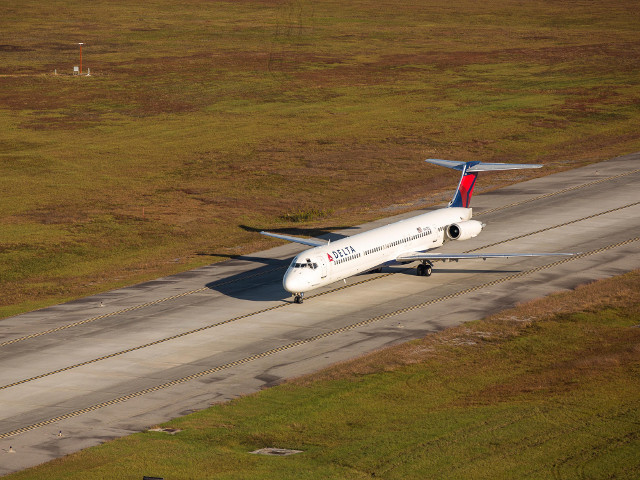 Пассажирский самолет авиакомпании Delta Airlines совершил аварийную посадку в американском городе Монтгомери (штат Алабама) из-за задымления в кабине пилотов