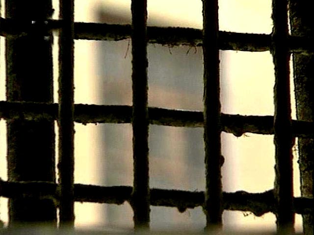 В Китае родители 30 лет продержали своего сына в каменной клетке
