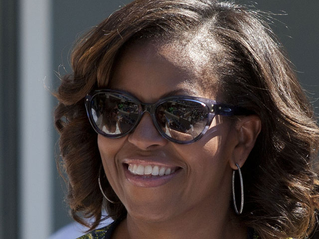 Мишель Обама вместе с дочерьми, Малией и Сашей, побывала на бродвейском спектакле "Поездка в Баунтифул", отправившись в театр сразу после посещения Открытого чемпионата США по теннису
