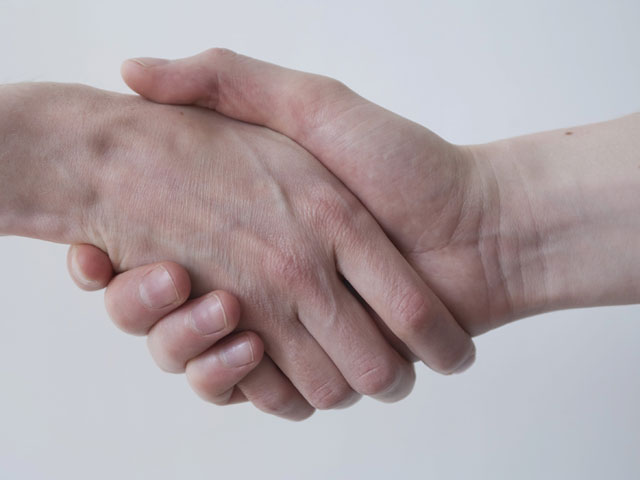 Чешские женщины крепче других пожимают руки, выяснили социологи
