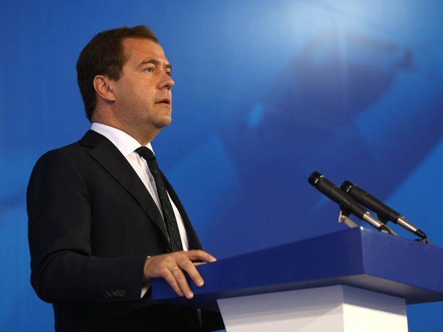 Премьер-министр Дмитрий Медведев, в этом году заменивший Владимира Путина на авиасалоне МАКС, на открытии авиафорума провел сеанс связи с Международной космической станцией