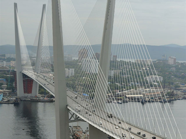 Первый случай суицида произошел на мосту через бухту Золотой рог во Владивостоке