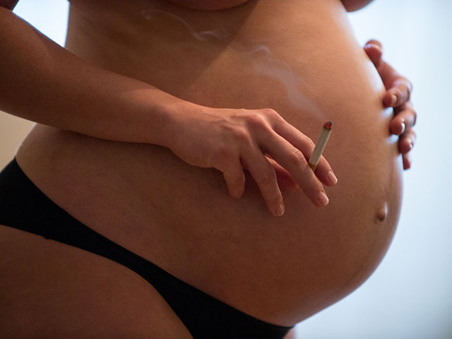 В Эстонии беременных женщин за "умышленное" курение будут наказывать тюрьмой