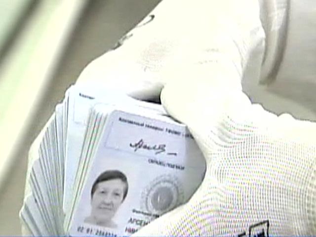 Привычные россиянам бумажные общегражданские паспорта исчезнут из обращения в России к 2030 году. Их заменят пластиковыми картами с электронным чипом, который будет содержать всю информацию о владельце, необходимую для оформления любых документов