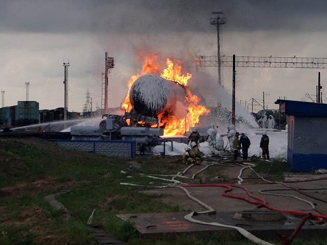В Вологодской области на железнодорожной станции Лоста загорелась цистерна с 60 тоннами бензина