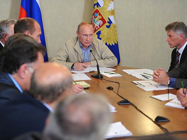 На совещании с главами муниципалитетов Амурской области президент России Владимир Путин, прибывший спасать Дальний Восток от паводка, заявил, что отменять запланированные на сентябрь выборы в регионах, пострадавших от наводнения, не стоит