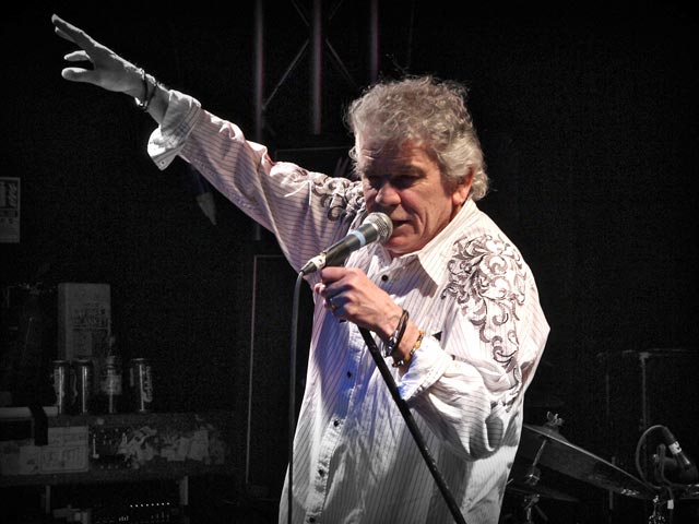Основатель, лидер и вокалист шотландской рок-группы Nazareth Дэн Маккаферти покинул коллектив после 45-летней карьеры из-за болезни легких, говорится в заявлении его официальном сайте группы