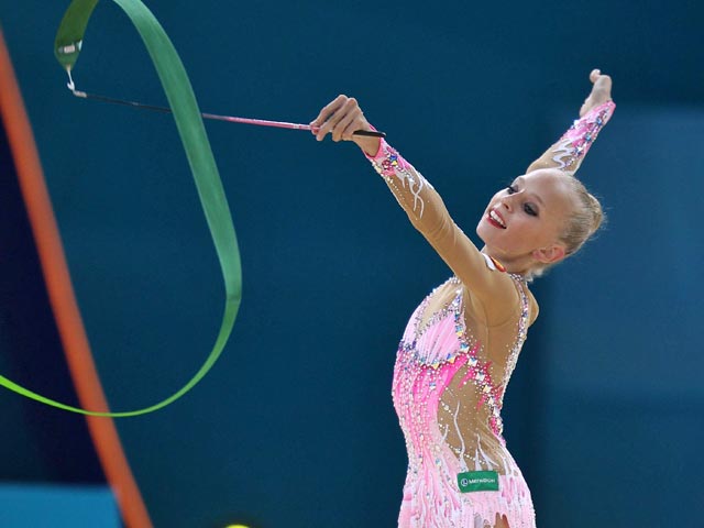 Россиянка Яна Кудрявцева выиграла золотую медаль на чемпионате мира по художественной гимнастике в Киеве, победив в личном многоборье