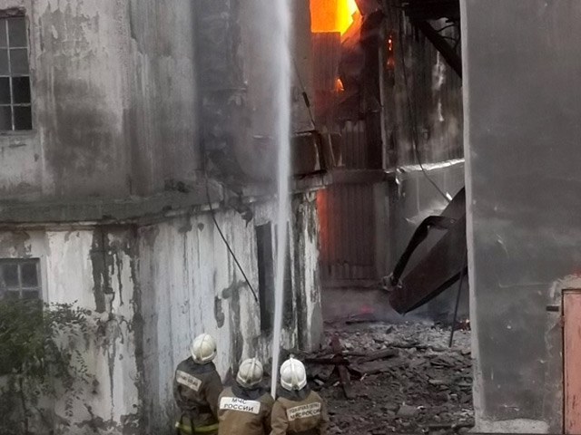 В Саратове крупный пожар на недействующем элеваторе в Заводском районе города