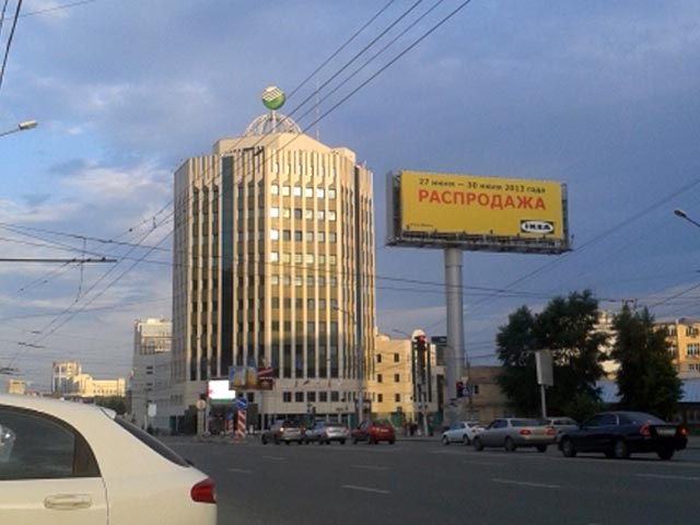 В Новосибирске демонтировали огромный рекламный щит, возмутивший Германа Грефа