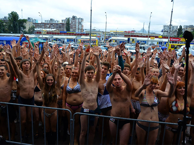 Один из торговых центров Киева провел в последний день лета резонансную акцию "экстремального шопинга" под лозунгом "Пришла раздетой - ушла одетой"