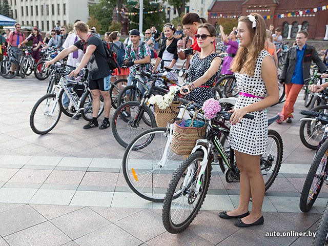 В Минске организатора костюмированного велопробега "Стиляги на велосипедах" оштрафовали за проведение "несанкционированного мероприятия", прошедшего 18 августа