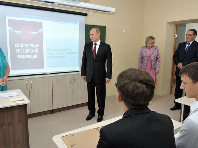 Владимир Путин провел день знаний в Кургане, инспектируя отремонтированную и модернизированную по его указанию за 180 миллионов рублей школу N7